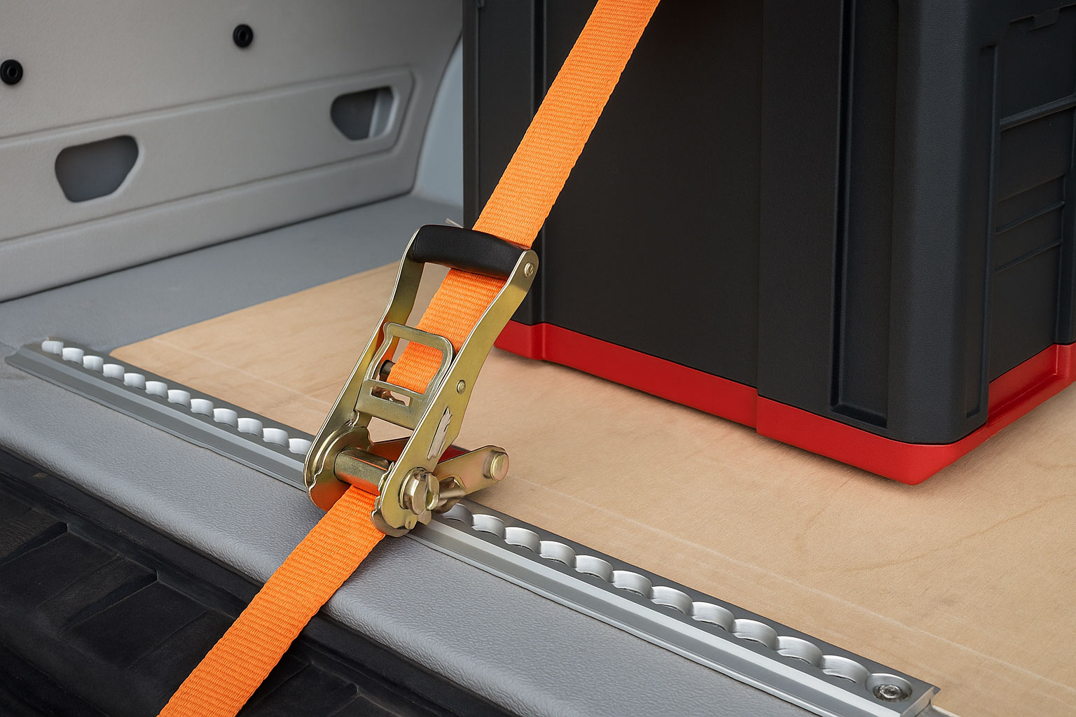 Zurrgurte und Airlineschienen sichern Werkzeugkoffer im Fahrzeug