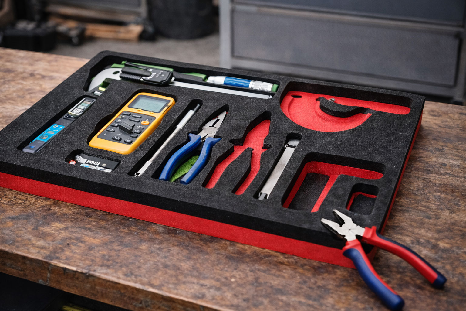 Schaumeinlage mit exakt ausgeschnittenen Werkzeugplätzen